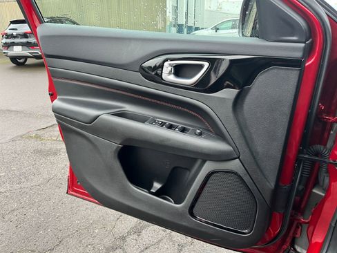 Used 2025 Jeep Compass Trailhawk image 21