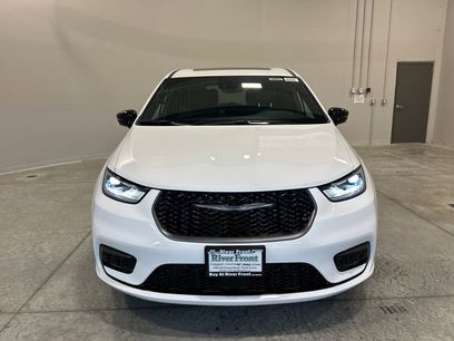 New 2026 Chrysler Pacifica Select
