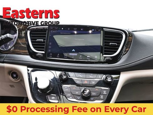 Used 2023 Chrysler Pacifica Limited FWD image 12