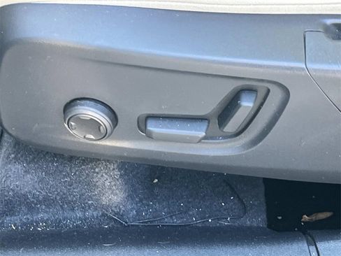 Used 2022 Volvo XC40 T5 Momentum w/ Premium Package image 21