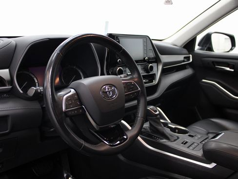 Used 2021 Toyota Highlander XLE image 16