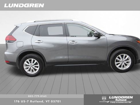 Used 2020 Nissan Rogue SV image 2