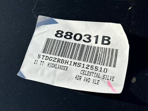 Used 2021 Toyota Highlander XLE AWD/4WD image 2