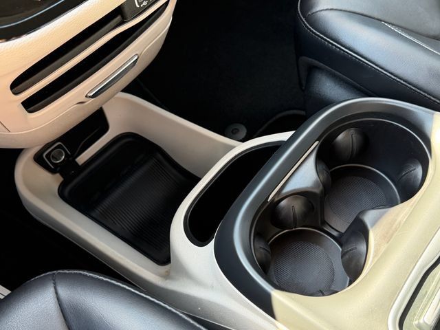 Used 2024 Chrysler Pacifica Limited FWD image 30