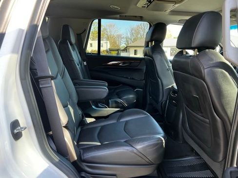 Used 2016 Cadillac Escalade Luxury AWD/4WD image 19