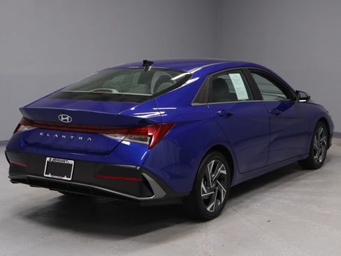 Used 2025 Hyundai Elantra SEL FWD image 12