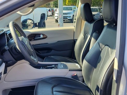 Used 2024 Chrysler Pacifica Limited w/ Uconnect Theater Family Group FWD image 22