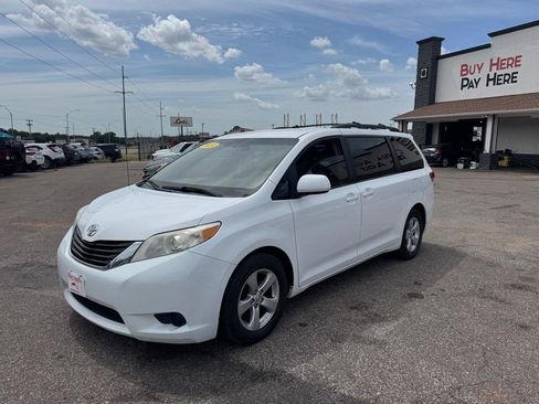 Used 2014 Toyota Sienna LE FWD image 1
