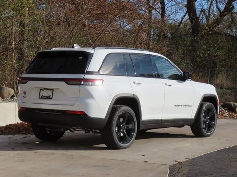 New 2025 Jeep Grand Cherokee Altitude image 3