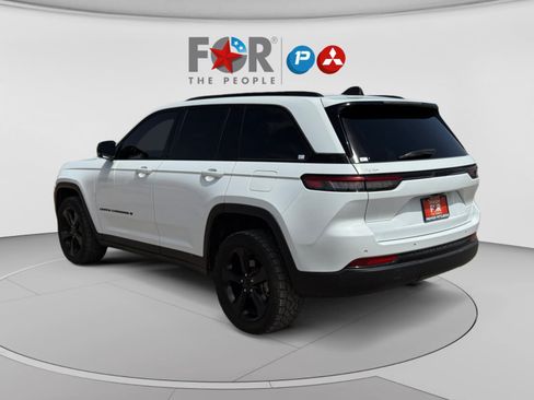 Used 2023 Jeep Grand Cherokee Altitude RWD image 3