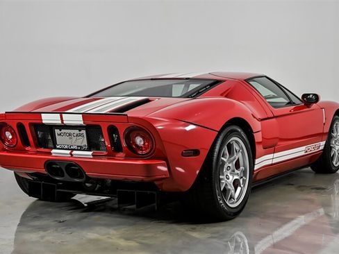 Used 2005 Ford GT RWD image 13