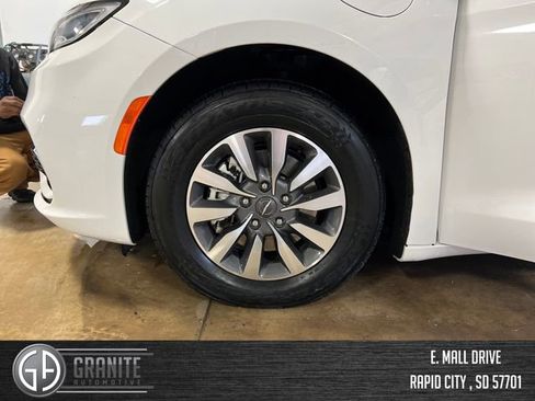 Used 2024 Chrysler Pacifica Limited FWD image 2
