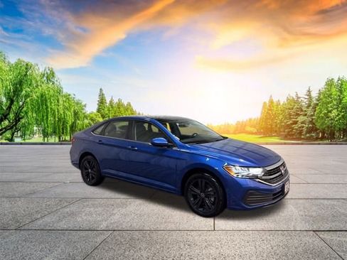 Certified 2022 Volkswagen Jetta SE image 2