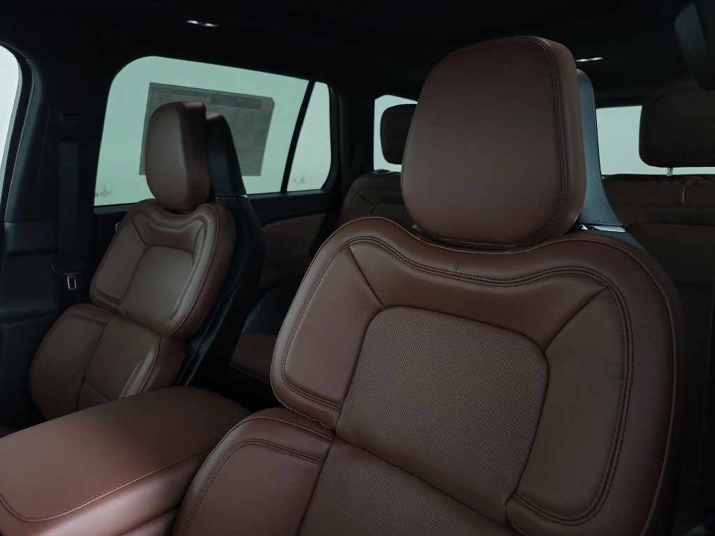 New 2027 Lincoln Aviator Reserve w/ Luxury Package RWD image 18