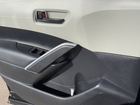 Used 2025 Toyota Corolla Cross LE image 27