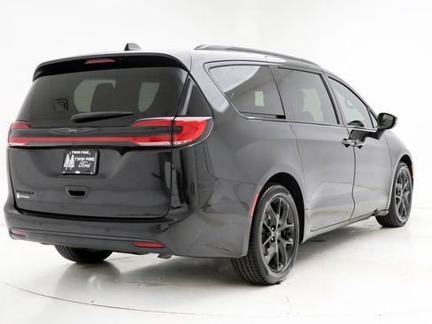 Used 2023 Chrysler Pacifica Touring-L w/ S Appearance Package image 8