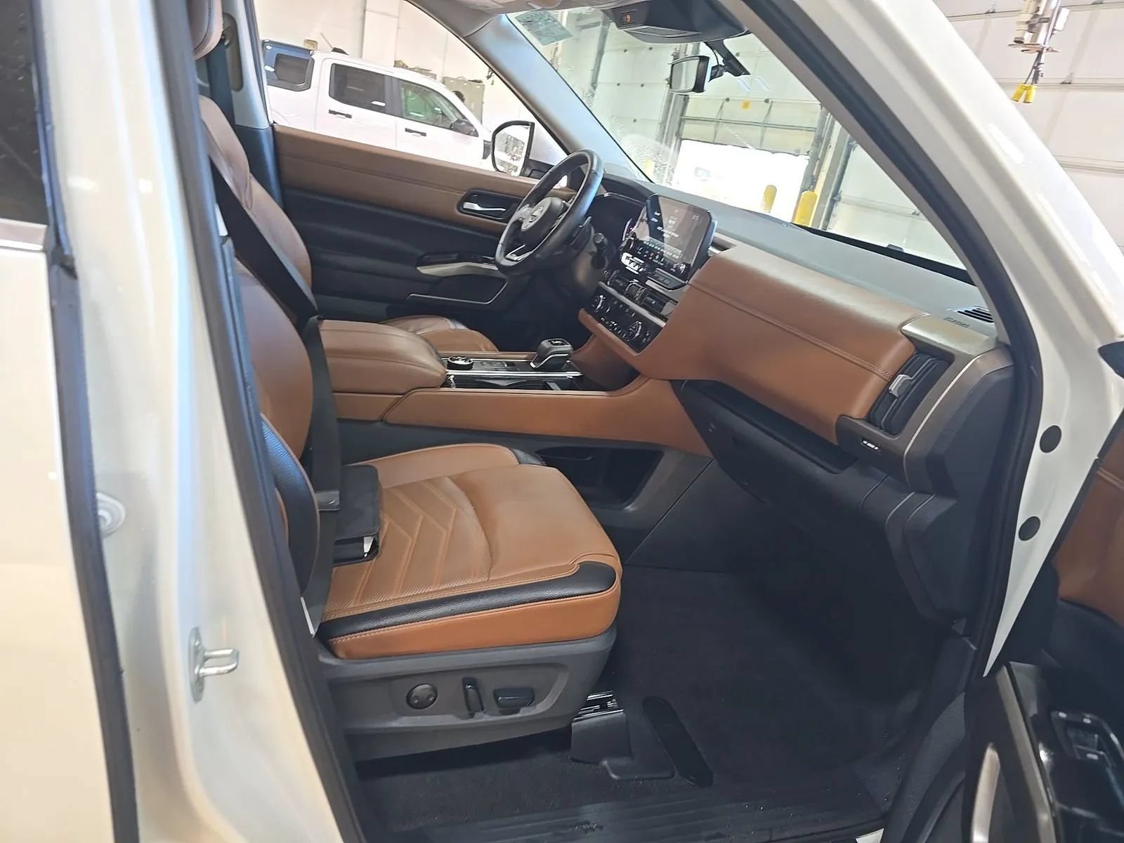 Used 2024 Nissan Pathfinder Platinum AWD/4WD image 14