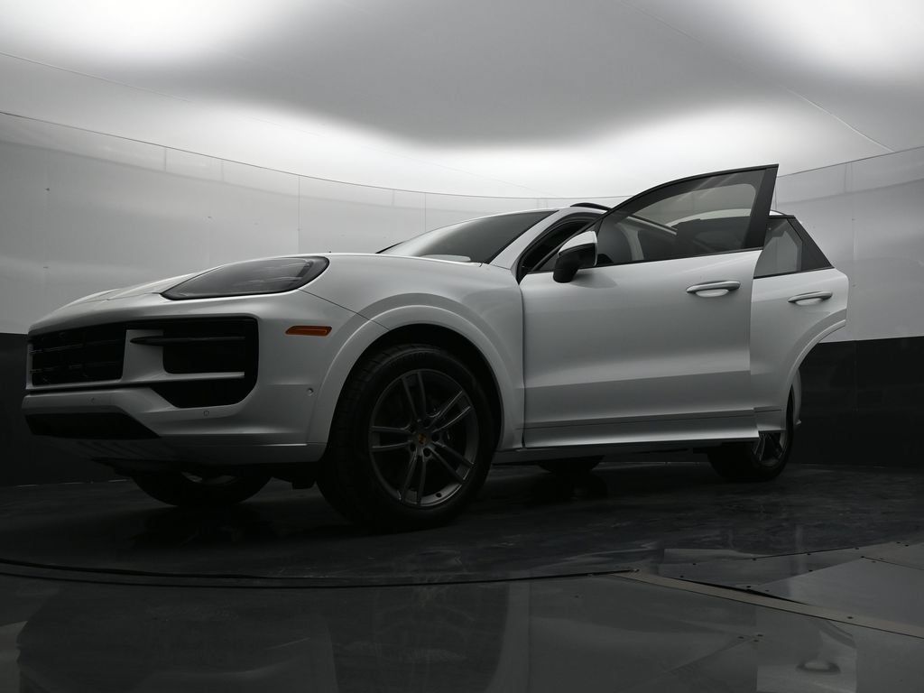 Certified 2025 Porsche Cayenne AWD/4WD image 30
