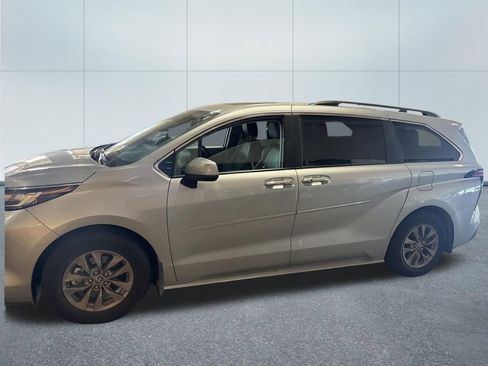 Used 2022 Toyota Sienna XLE image 7