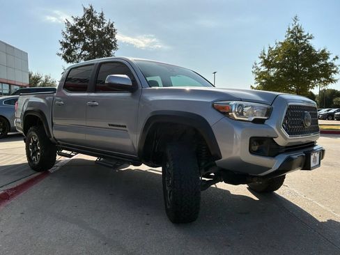Used 2018 Toyota Tacoma TRD Off-Road AWD/4WD image 4