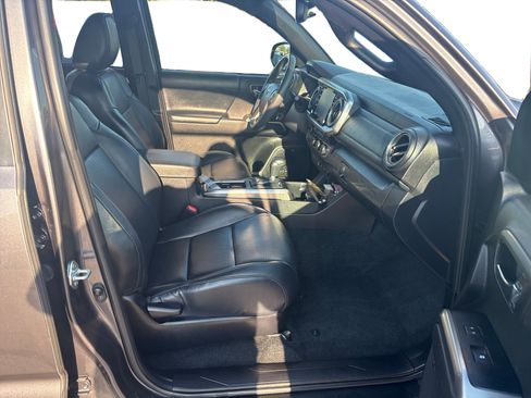 Used 2023 Toyota Tacoma Limited image 20