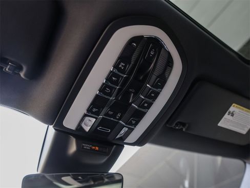 Certified 2025 Porsche Macan image 27