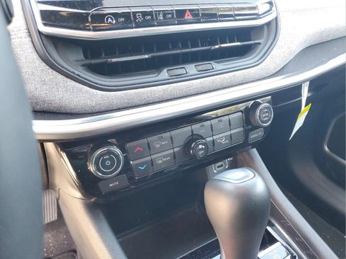 Certified 2024 Jeep Compass Latitude image 23