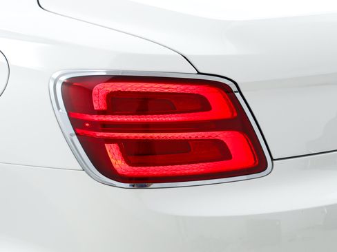 Used 2022 Bentley Flying Spur Plug-In Hybrid AWD/4WD image 13