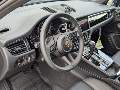 Certified 2025 Porsche Macan image 4