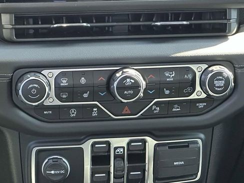 Used 2024 Jeep Gladiator Rubicon w/ Technology Group image 19