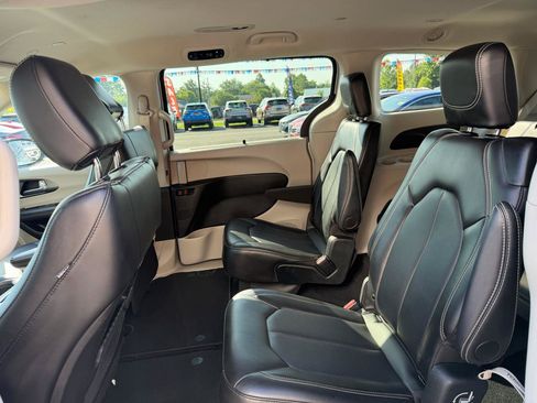 Used 2024 Chrysler Pacifica Touring-L FWD image 16