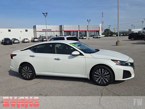 Used 2023 Nissan Altima 2.5 SV image 2