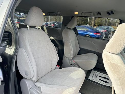 Used 2017 Toyota Sienna LE image 35
