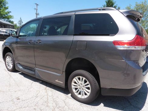 Used 2014 Toyota Sienna XLE FWD image 11