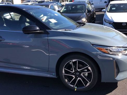 New 2025 Nissan Sentra SR w/ SR Premium Package FWD image 2