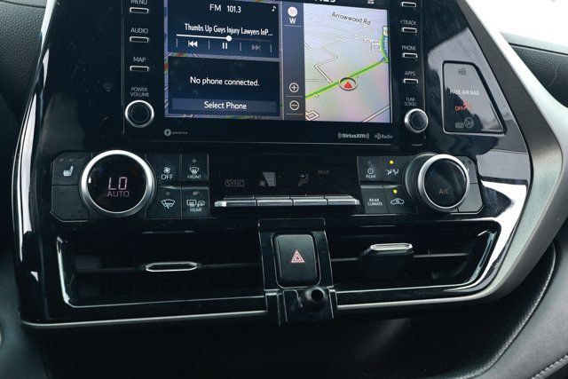 Used 2020 Toyota Highlander XLE AWD/4WD image 18