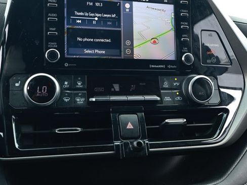 Used 2020 Toyota Highlander XLE AWD/4WD image 18