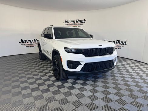 Used 2023 Jeep Grand Cherokee Altitude RWD image 10