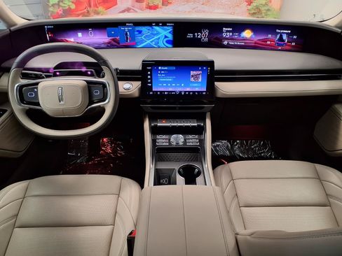 Used 2025 Lincoln Nautilus Premier AWD/4WD image 16