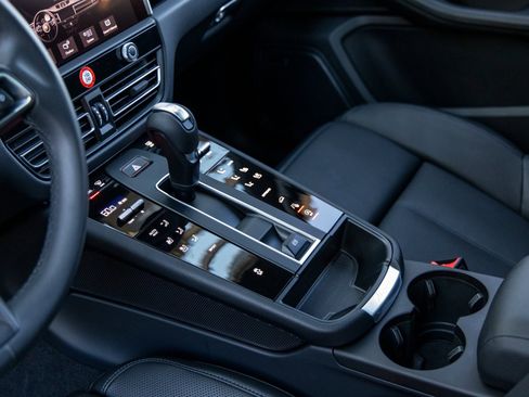 Certified 2025 Porsche Macan image 38