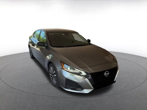 Used 2025 Nissan Altima 2.5 SV FWD image 16