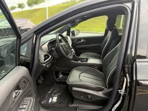 New 2027 Chrysler Pacifica Limited AWD/4WD image 16