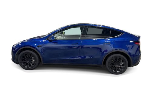 Certified 2023 Tesla Model Y AWD image 3