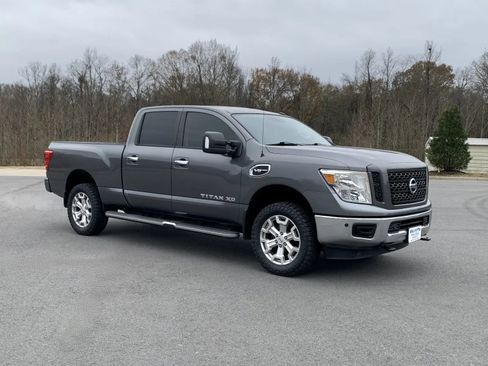 Used 2019 Nissan Titan SV w/ SV Convenience Package image 1