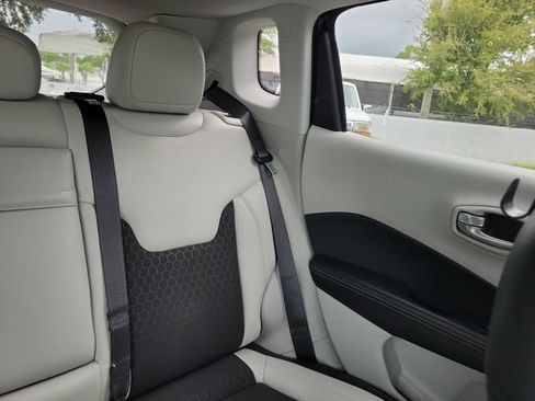 Used 2018 Jeep Compass Latitude w/ Popular Equipment Group FWD image 14