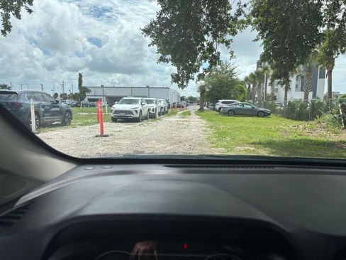 Used 2025 Nissan Versa SV FWD image 34