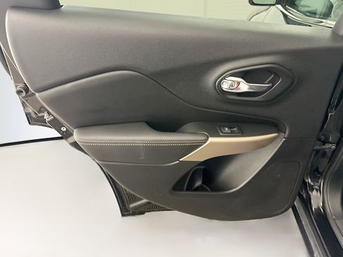 Used 2018 Jeep Cherokee Limited image 28