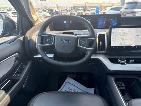 Used 2025 Ford Expedition Active AWD/4WD image 17