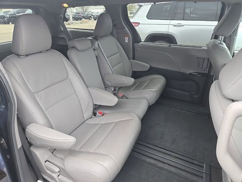 Used 2016 Toyota Sienna XLE FWD image 7