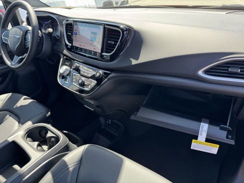 New 2025 Chrysler Voyager LX image 8